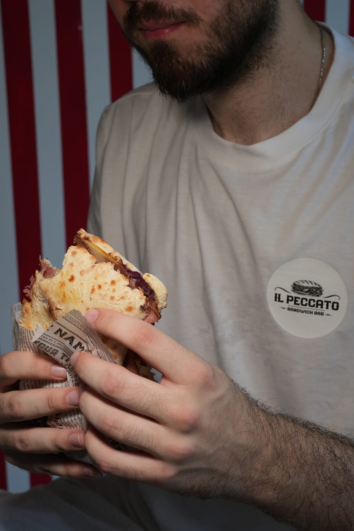 Panini u ruci s IL PECCATO ubrusom