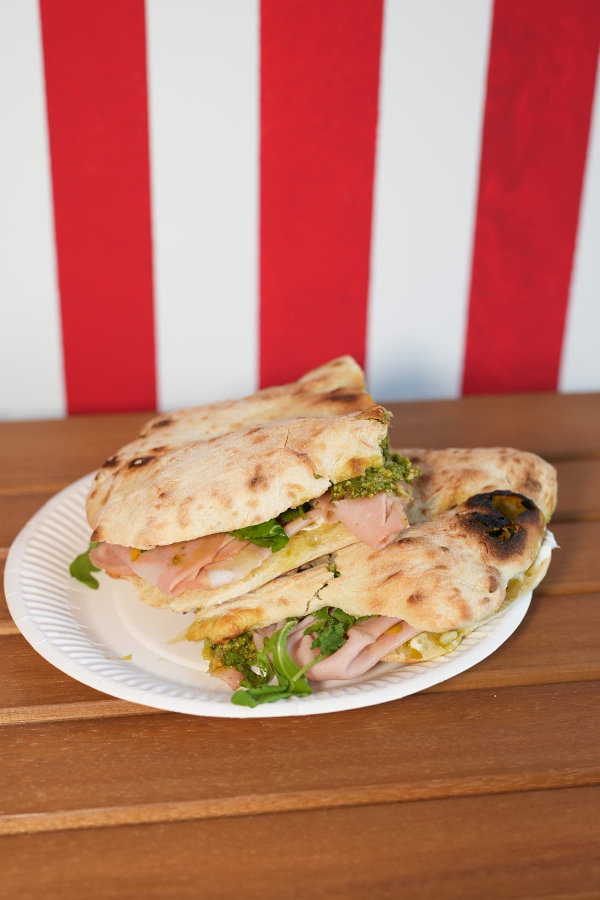 Panini s mortadellom i pestom na tanjuru