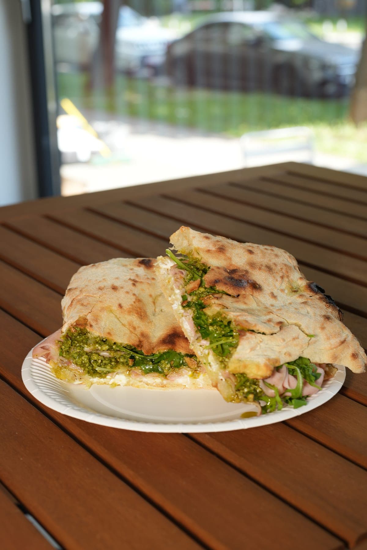 Panini s pestom i rukolom na tanjuru