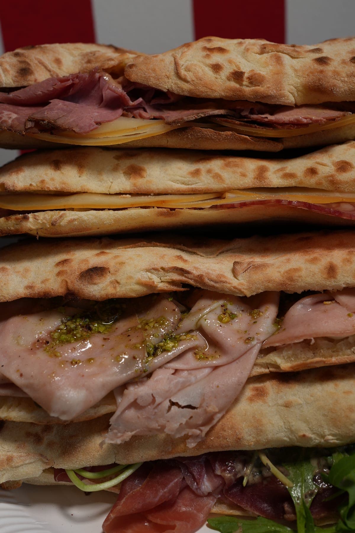 Pečeni panini u papiru za posluživanje