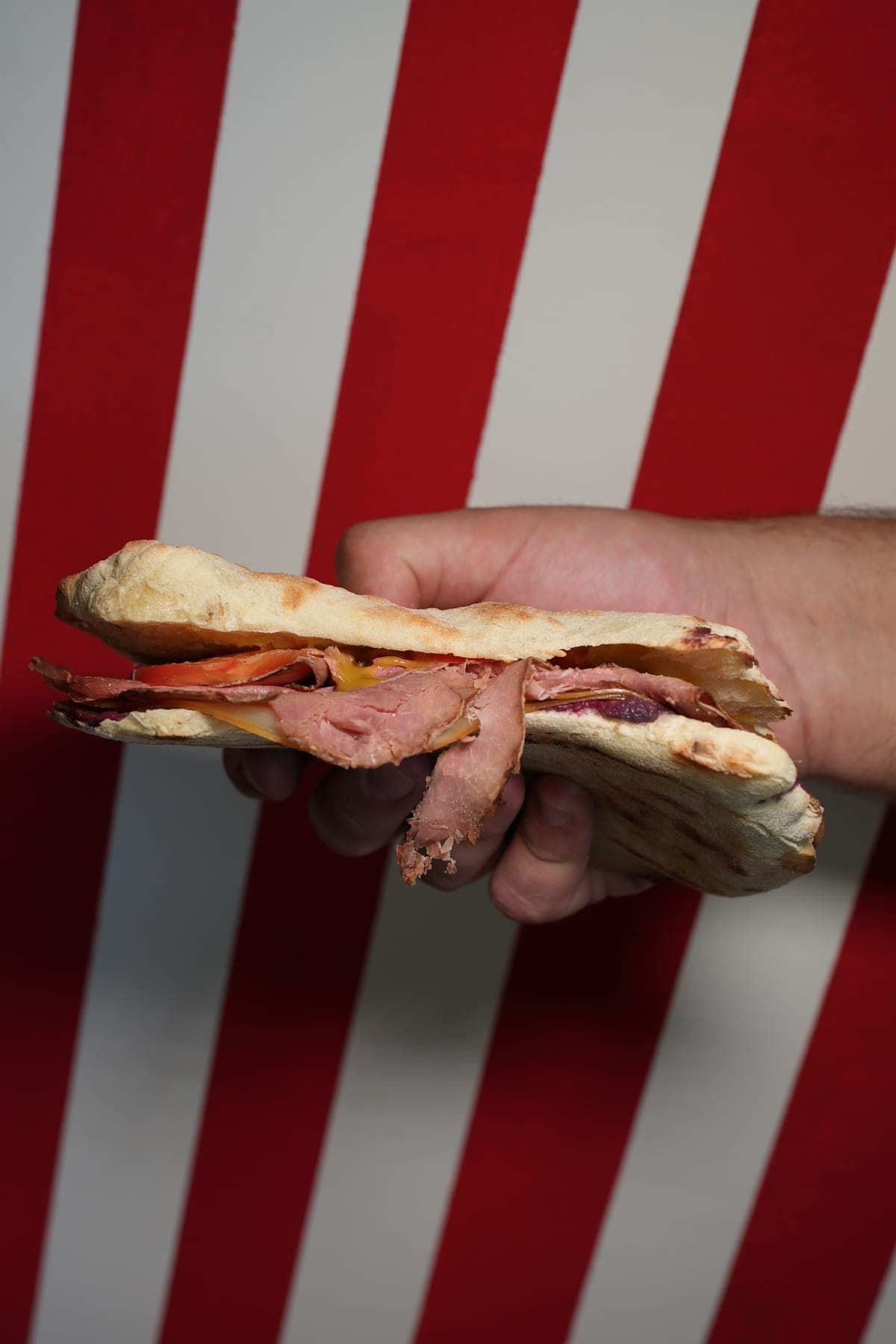 Presjek paninija s pastramijem i rajčicom