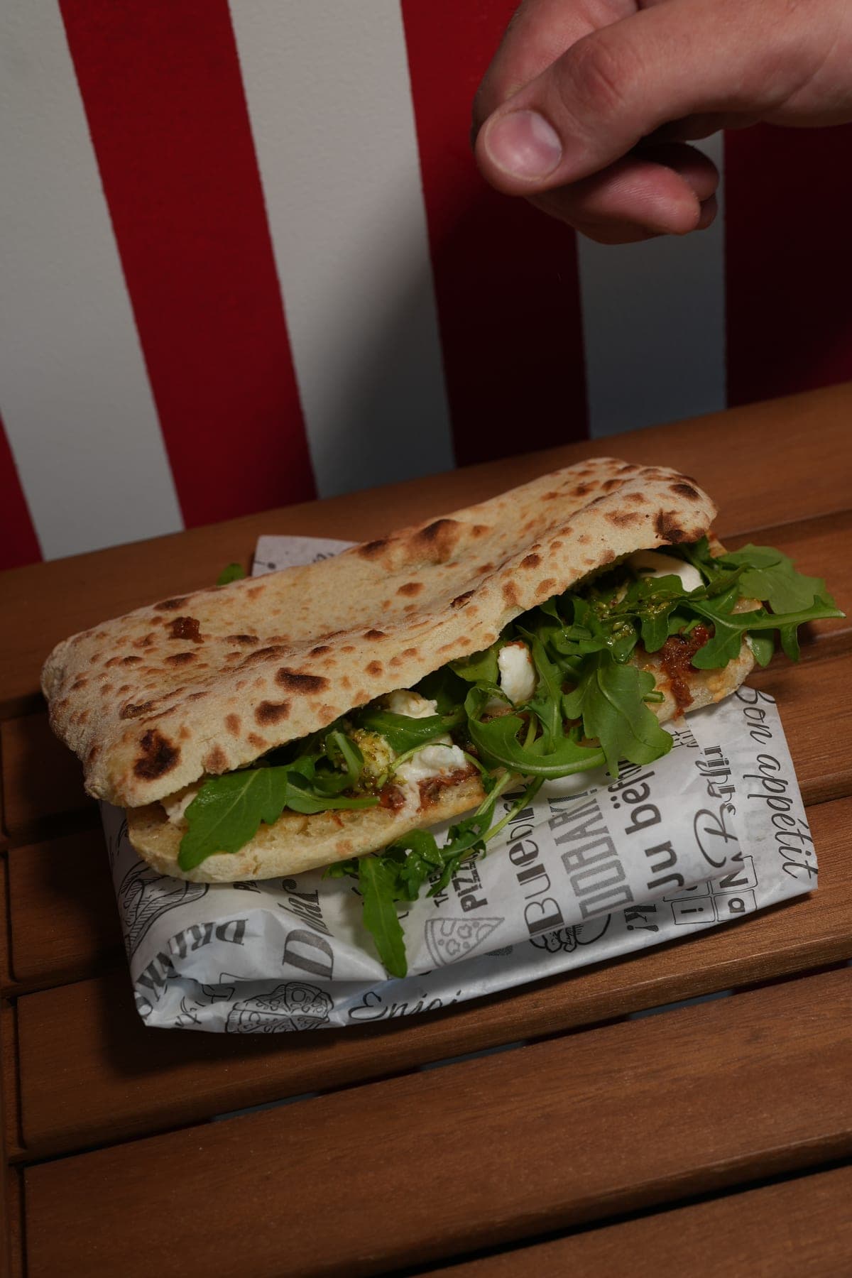Vegetarijanski panini s mozzarellom i rukolom