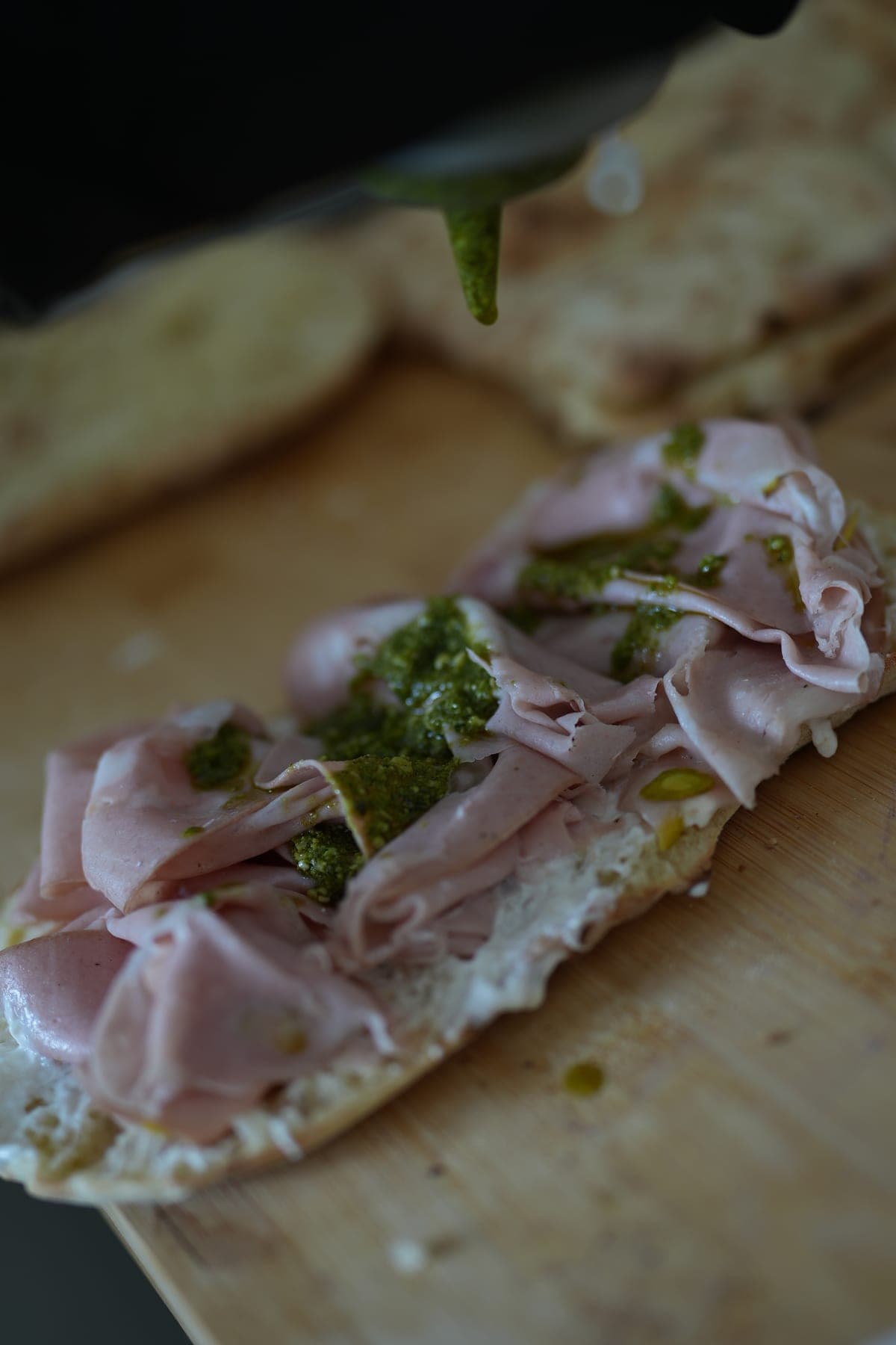 Mortadella i pesto na svježe pečenom kruhu